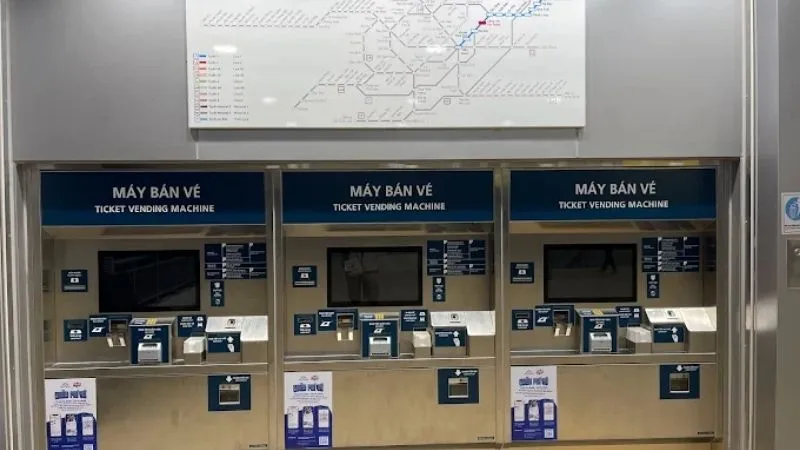 Hành khách mua vé tại máy tự động ga Metro