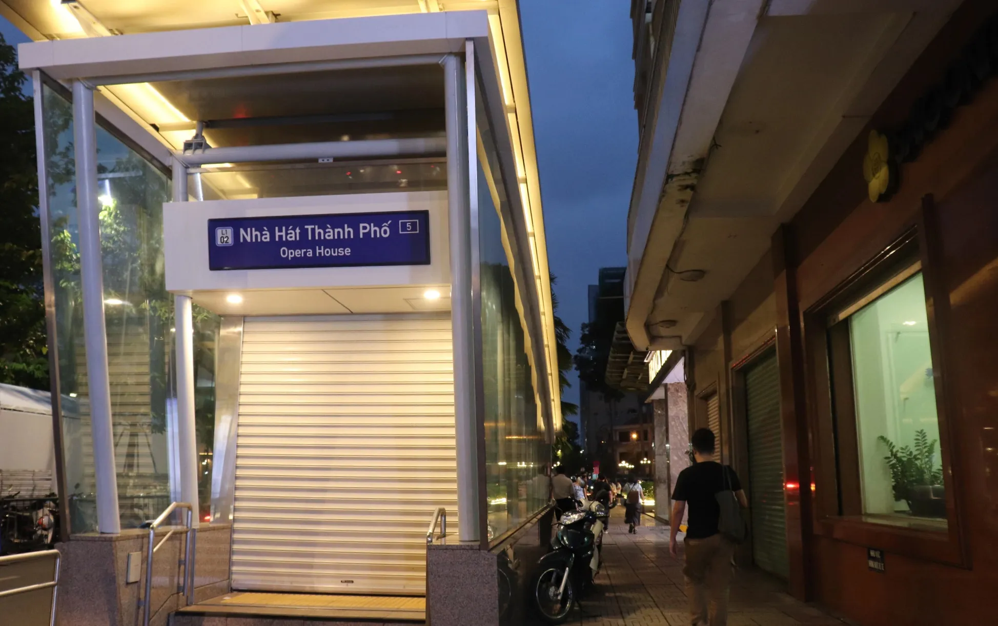 Bảng chỉ dẫn các lối ra tại ga Metro Nhà hát Thành phố