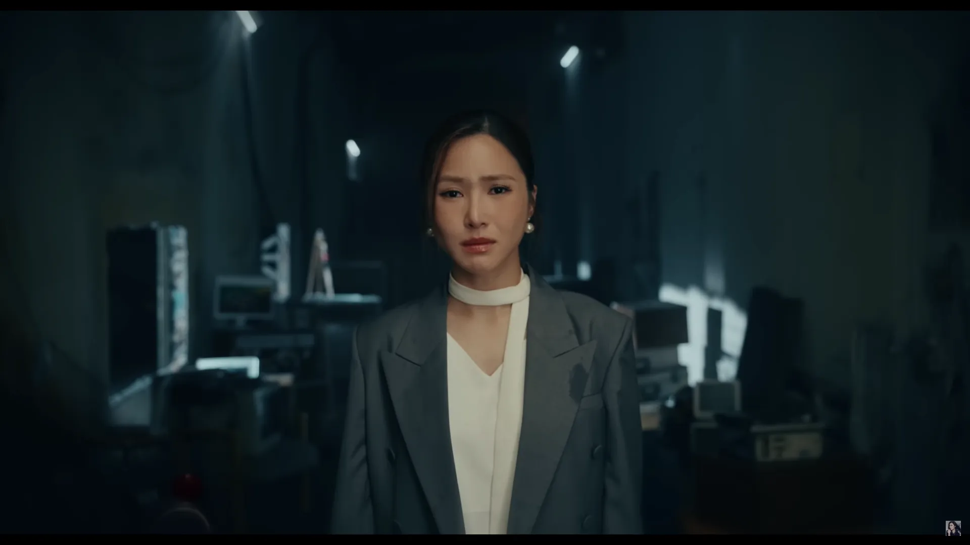 Hương Tràm và bạn diễn trong MV