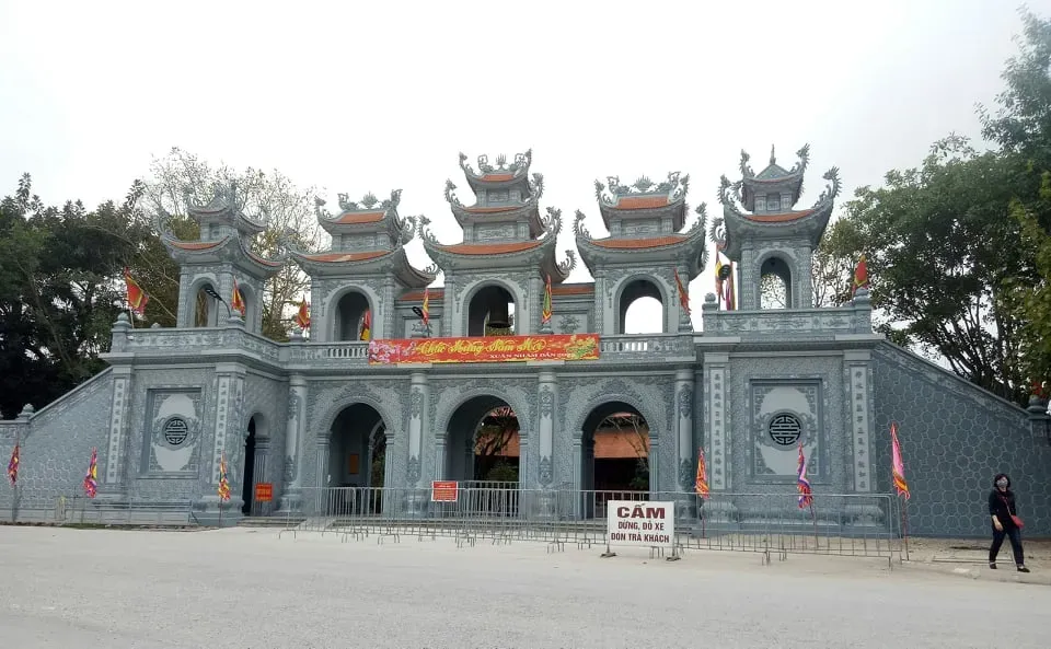 Cổng chính Đền Tranh uy nghi, biểu tượng di tích lịch sử quan lớn tuần tranh hải dương.