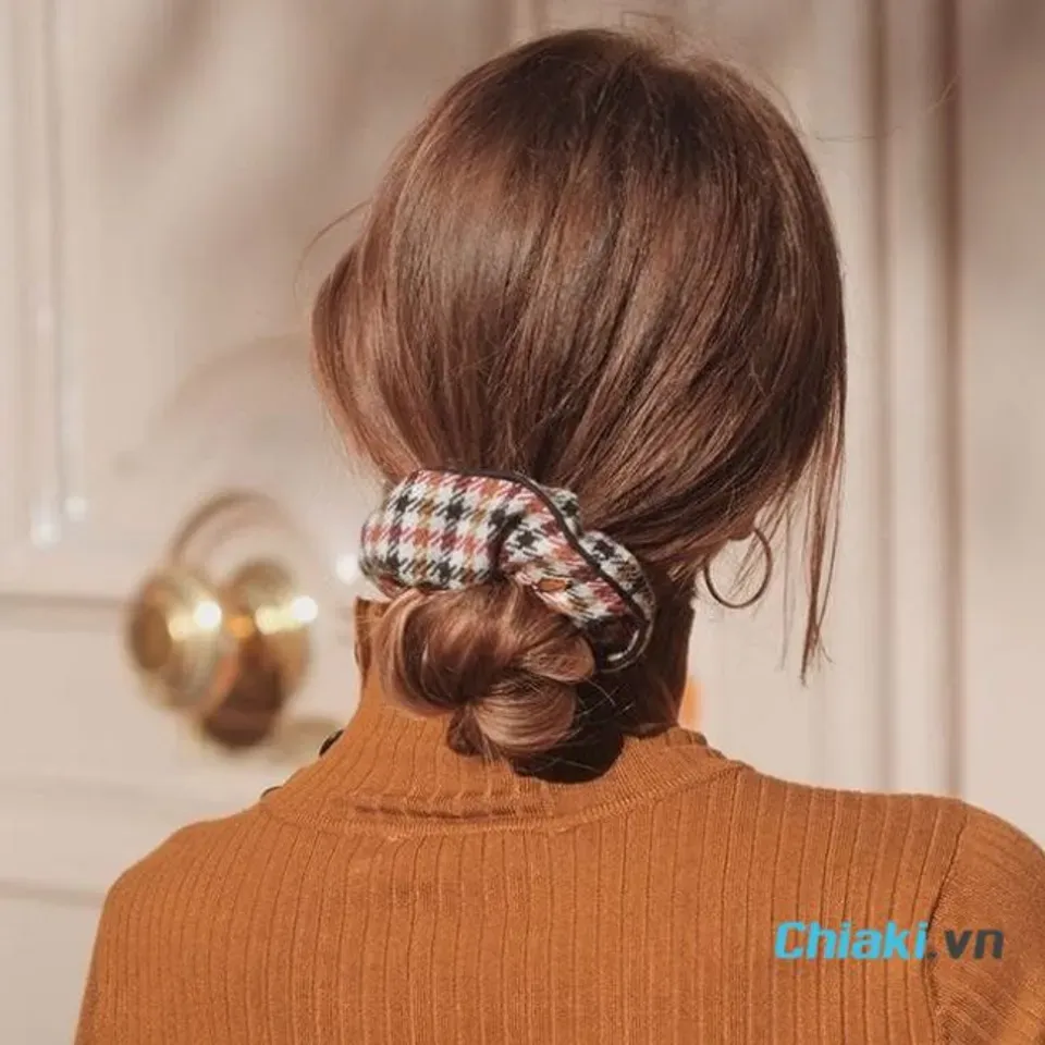 Buộc tóc ngắn với Scrunchies