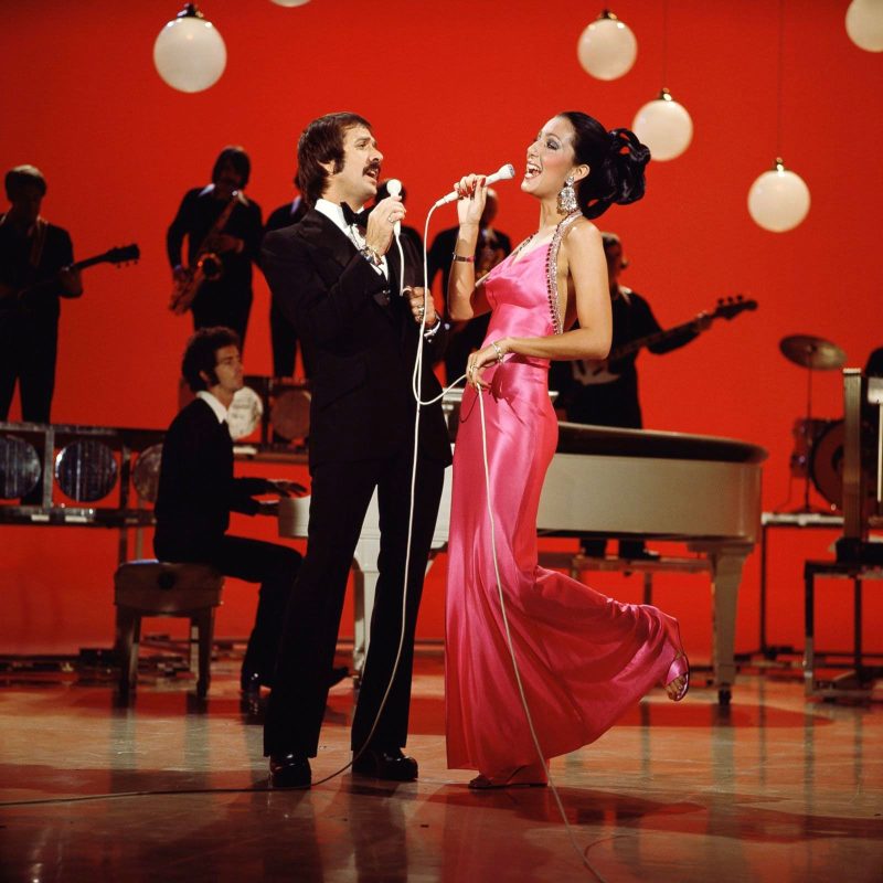 Sự nghiệp âm nhạc đỉnh cao của Cher: Từ Sonny & Cher đến ngôi sao solo (Khám phá hành trình âm nhạc đầy thăng trầm và những thành công vang dội của Cher)