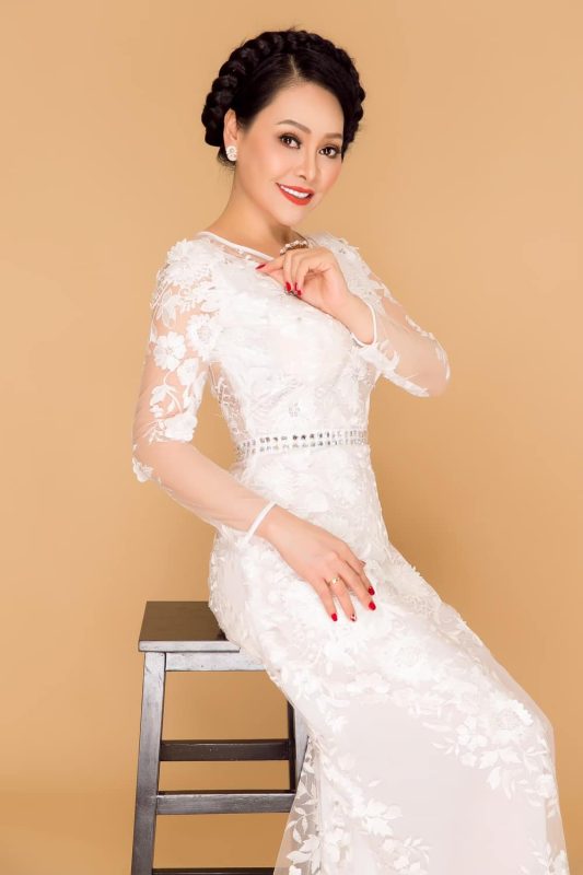 Tiểu Sử Ca Sĩ Đông Đào: Từ Cô Bé Vùng Quê Đến Ngôi Sao Bolero (Tìm hiểu về hành trình, xuất thân, và những dấu mốc quan trọng trong sự nghiệp của ca sĩ Đông Đào.)