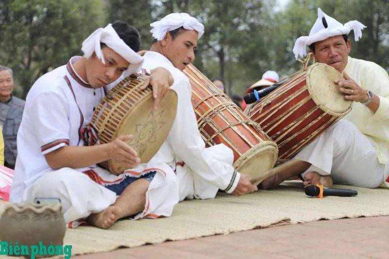 Phong cách âm nhạc đặc trưng của Giáng Tiên: Dấu ấn dân gian đương đại (Mô tả: Phân tích chi tiết phong cách âm nhạc độc đáo của Giáng Tiên, sự kết hợp giữa âm hưởng dân gian truyền thống và hơi thở đương đại, những yếu tố tạo nên bản sắc riêng.)