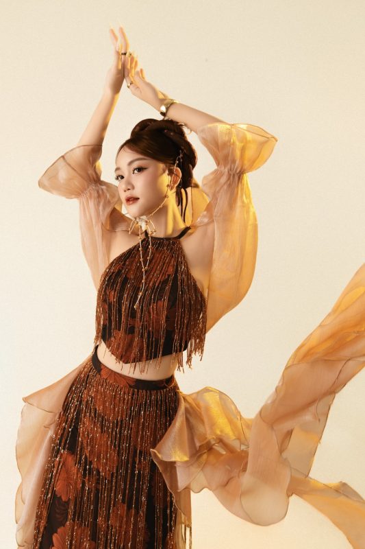 Phong Cách Âm Nhạc Độc Đáo Của Hà Quỳnh Như: Sự Kết Hợp Giữa Truyền Thống & Hiện Đại