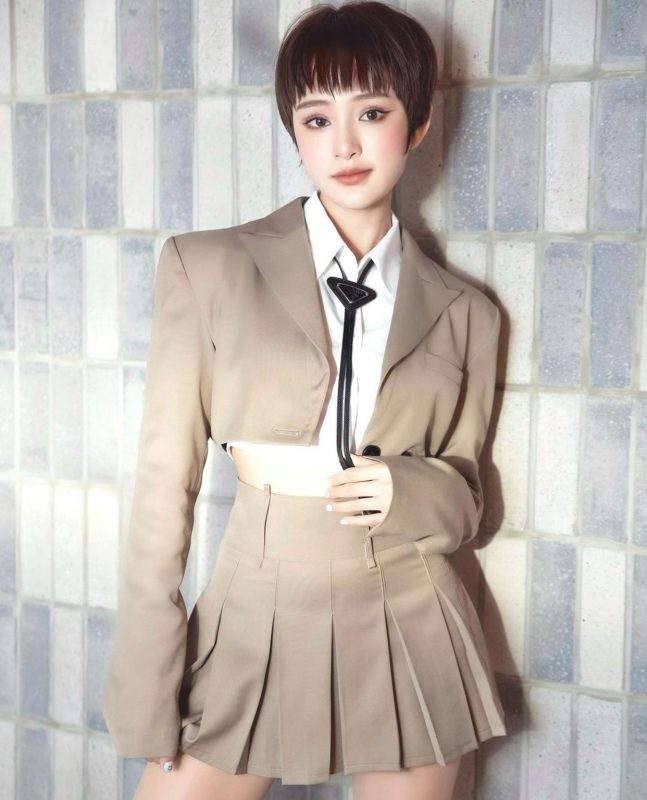 Phong cách thời trang Hiền Hồ: Độc đáo, ấn tượng và ảnh hưởng đến giới trẻ (Phân tích phong cách thời trang cá nhân của Hiền Hồ, từ trang phục biểu diễn, trang phục đời thường đến cách phối đồ và phụ kiện. Đánh giá tác động và ảnh hưởng của phong cách này đến giới trẻ và cộng đồng người hâm mộ.)
