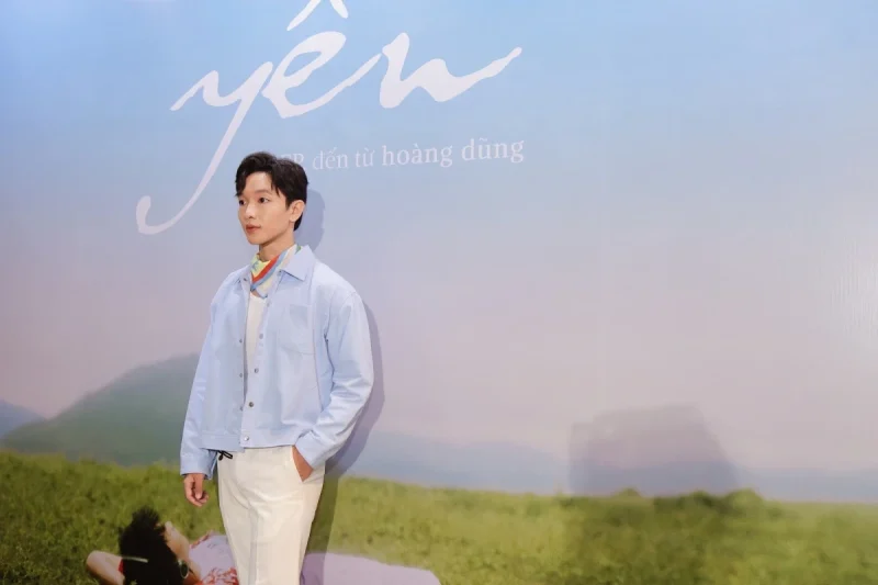 Hoàng Dũng: Tiểu Sử, Hành Trình Âm Nhạc và Những Dấu Ấn Đầu Tiên Khám phá những thông tin cơ bản về ca sĩ Hoàng Dũng, từ ngày tháng năm sinh, quê quán đến những bước chân đầu tiên trên con đường âm nhạc đầy đam mê.