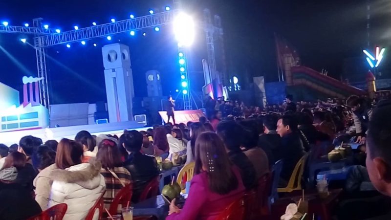 Ca sĩ hội chợ là gì? Định nghĩa và đặc điểm nổi bật (Tìm hiểu bản chất ca sĩ hội chợ)