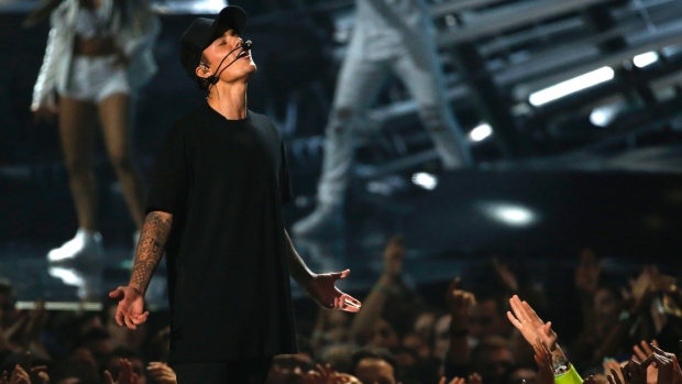 Giải mã sức hút của Justin Bieber: Điều gì khiến hàng triệu fan hâm mộ cuồng nhiệt?