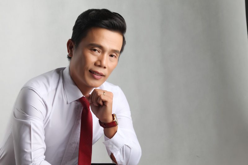 Tiểu sử ca sĩ Lê Minh Trung: Từ chàng trai nghèo đến ngôi sao bolero (Mô tả: Khám phá hành trình cuộc đời và sự nghiệp của ca sĩ Lê Minh Trung, từ những khó khăn ban đầu đến thành công trên sân khấu bolero.)