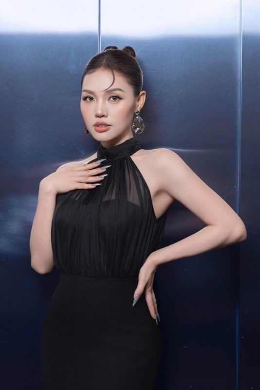 Linh Phi Là Ai? Khám Phá Tiểu Sử và Sự Nghiệp Ca Hát Đầy Thăng Trầm