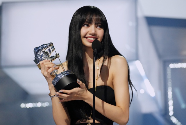 Lisa (Blackpink): Tiểu Sử, Sự Nghiệp, và Thành Tựu Nổi Bật