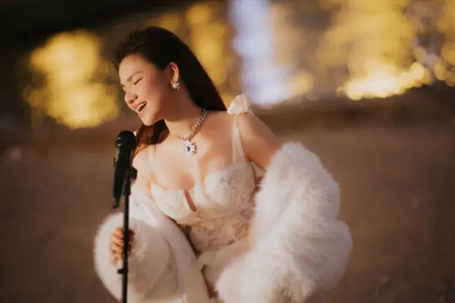 Giọng hát Myra Trần: Phân tích kỹ thuật thanh nhạc và phong cách biểu diễn độc đáo (Đánh giá chi tiết về chất giọng, kỹ năng xử lý bài hát, và cách Myra Trần tạo dấu ấn riêng trong lòng khán giả.)