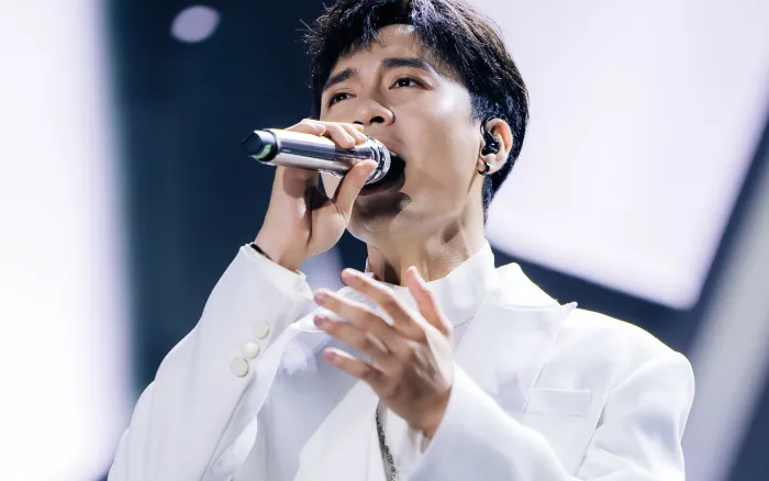 Phạm Anh Duy: Hành trình âm nhạc từ underground đến Vpop (Mô tả: Khám phá con đường sự nghiệp của Phạm Anh Duy, từ những bước khởi đầu khiêm tốn đến khi trở thành một ca sĩ được yêu thích trong làng nhạc Việt.)