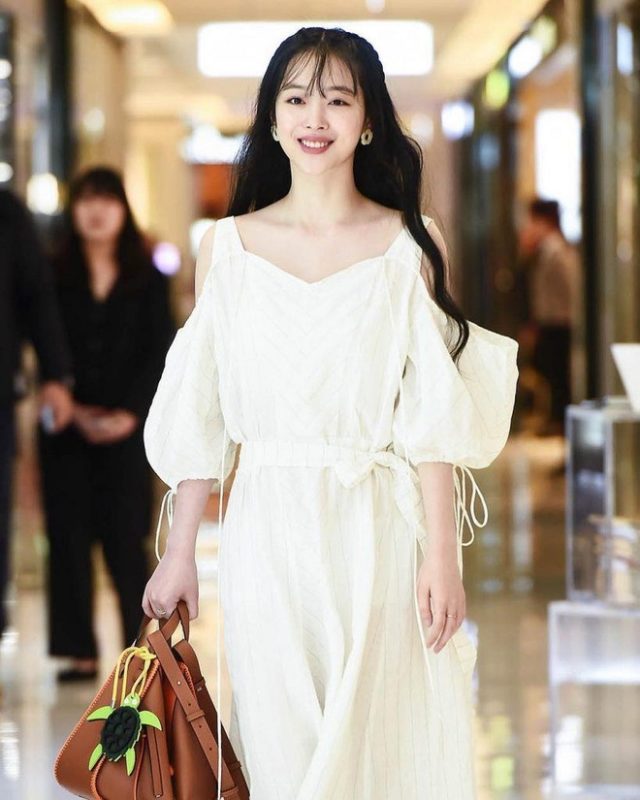 Phong Cách Thời Trang và Ảnh Hưởng Của Sulli: Biểu Tượng Của Sự Tự Do và Phá Cách