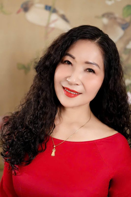 Tố Uyên là ai? Tiểu sử và sự nghiệp của nữ ca sĩ tài năng (Mô tả: Tìm hiểu về thông tin cơ bản, tiểu sử, quá trình hoạt động và những cột mốc quan trọng trong sự nghiệp của ca sĩ Tố Uyên.)