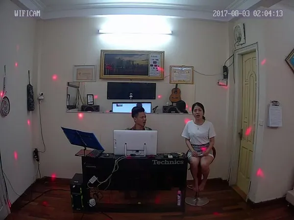 Chân dung người phụ nữ đang hát với niềm đam mê và tự tin