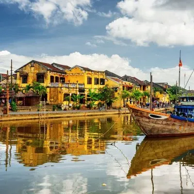 Chèo thuyền đi vòng quanh phố cổ Hội An những ngày ngập nước