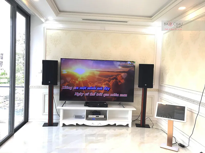 Màn hình cảm ứng điện dung VietKTV 22 inch trong không gian phòng hát