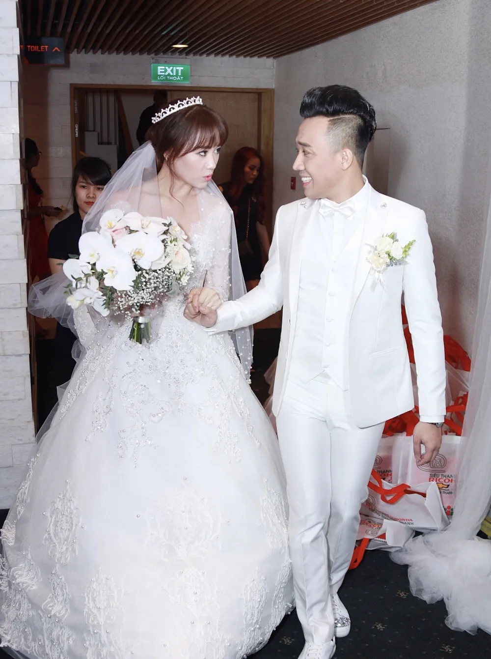 Trấn Thành và Hari Won trong trang phục cưới
