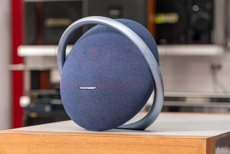 Loa Harman Kardon Onyx Studio 7 với tay cầm kim loại, đặt trên mặt phẳng