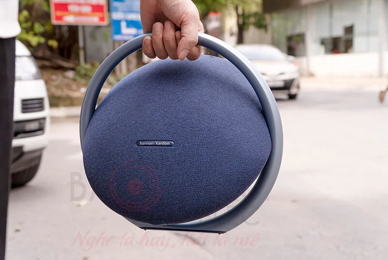 Hình ảnh loa Harman Kardon Onyx Studio 7 đặt trong một không gian mở, năng động
