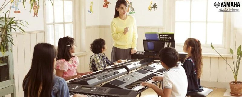 Mạng Xã Hội & Ứng Dụng Karaoke Kết Nối & Hát Cùng Ca Sĩ Từ Xa: Sử dụng các nền tảng mạng xã hội và ứng dụng karaoke để kết nối với ca sĩ, tham gia các thử thách âm nhạc và thu âm các bản song ca ảo.