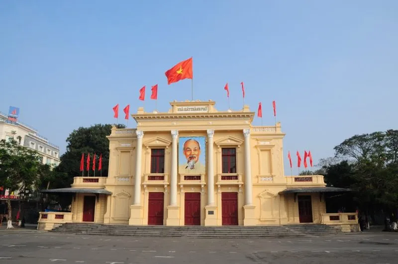 Hình ảnh của Nhà hát Lớn Hải Phòng nhìn từ quảng trường, một công trình kiến trúc cổ kính và quen thuộc với người dân thành phố cảng.