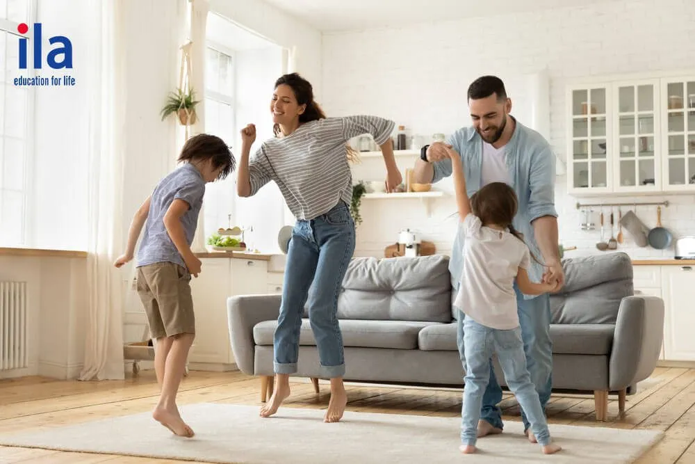 Ba mẹ hãy tương tác cùng con khi nghe nhạc tiếng Anh để bé thêm hứng khởi.