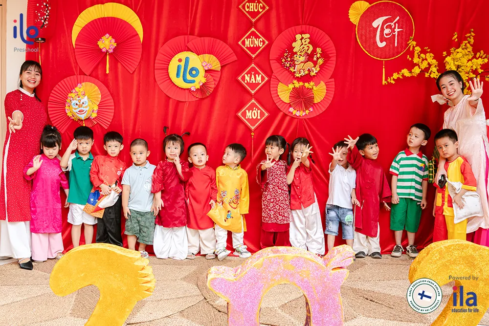 Các bé vui vẻ đón Tết, tập hát các bài hát về Tết cho trẻ mầm non
