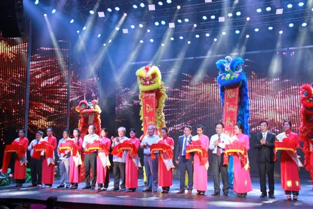 Khách mời cắt băng khai trương Nhà hát Nghệ thuật Dân gian Á Châu tại Nha Trang