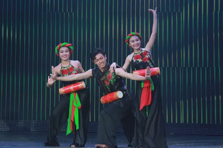 Tiết mục Duyên quê – Múa trống cơm dân gian Bắc bộ tại Nhà hát Nghệ thuật Dân gian Á Châu