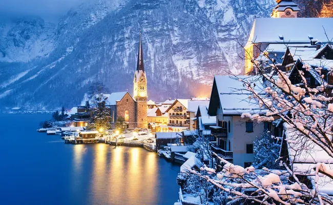 Làng Hallstatt tại Áo được bao phủ bởi lớp tuyết trắng xóa vào mùa đông