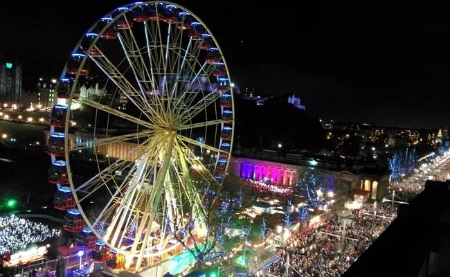 Lễ hội Hogmanay ở Edinburgh, một sự kiện chào đón năm mới với không khí sôi động và rực rỡ
