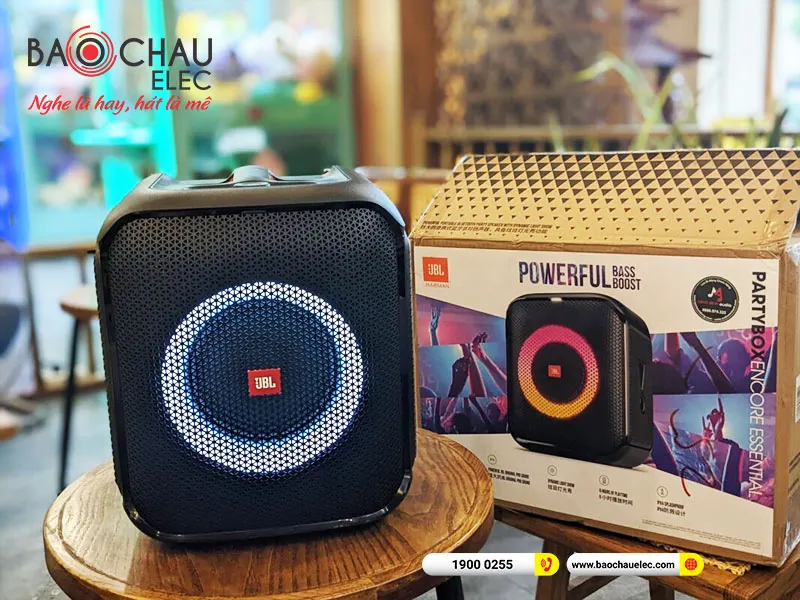 Cảnh người dùng đang thưởng thức âm nhạc từ loa JBL PartyBox Encore Essential