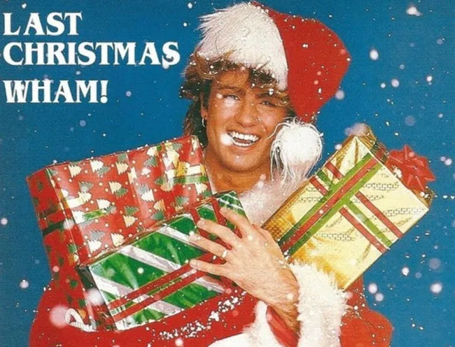 Cảnh George Michael hát trong MV Last Christmas