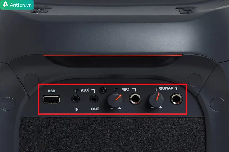 Loa hát karaoke di động được trang bị đầy đủ cổng kết nối như: khe cắm thẻ USB, jack cắm mic, guitar.. và kết nối bluetooth