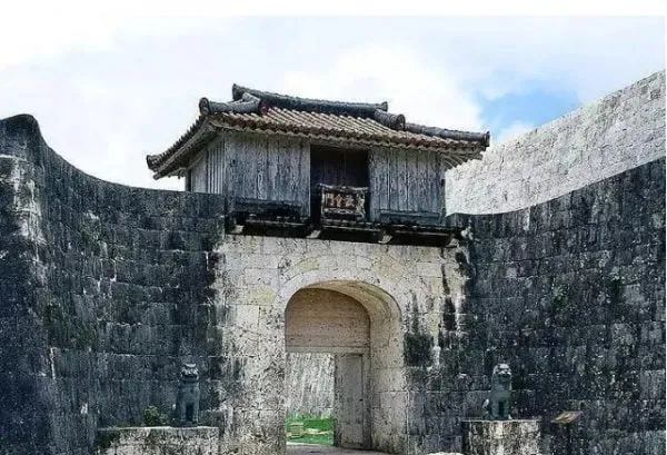 Di tích cổng thành Shureimon ở Shuri, biểu tượng của vương quốc lưu cầu và kiến trúc Ryukyu cổ kính.