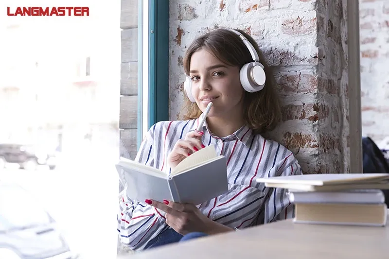 Thực hành hát theo giai điệu bài hát để cải thiện phát âm tiếng Anh