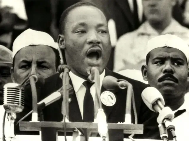 Lãnh đạo Martin Luther King Jr., biểu tượng của phong trào dân quyền và martin luther là ai