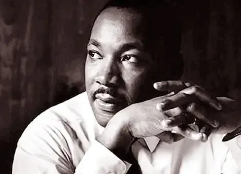 Martin Luther King Jr. trong giai đoạn học vấn, người áp dụng triết lý bất bạo động cho cuộc chiến của martin luther là ai