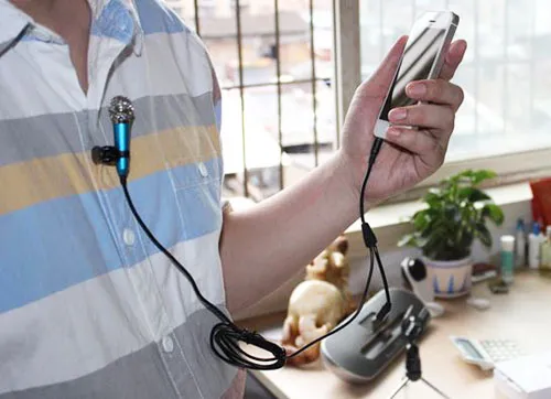 Hình ảnh một chiếc micro chuyên dụng kết nối với điện thoại để hát karaoke