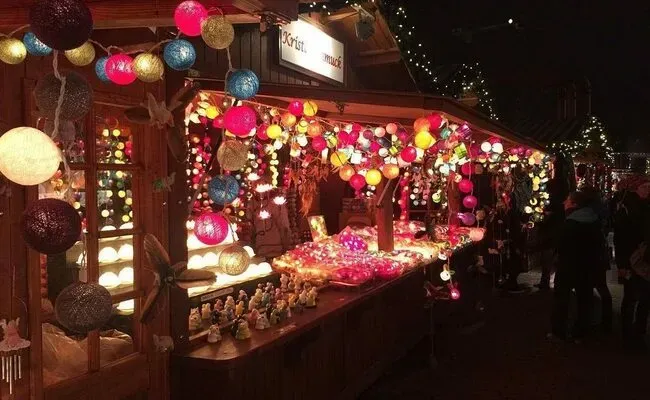 Một khu chợ Giáng Sinh rực rỡ ánh đèn và đông đúc người qua lại ở Berlin