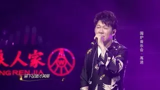 Nhiều người tụ tập tại hiện trường vụ án