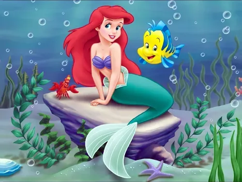 Nàng tiên cá Ariel tròn 15 tuổi lần đầu bơi lên mặt nước trong nàng tiên cá truyện cổ tích