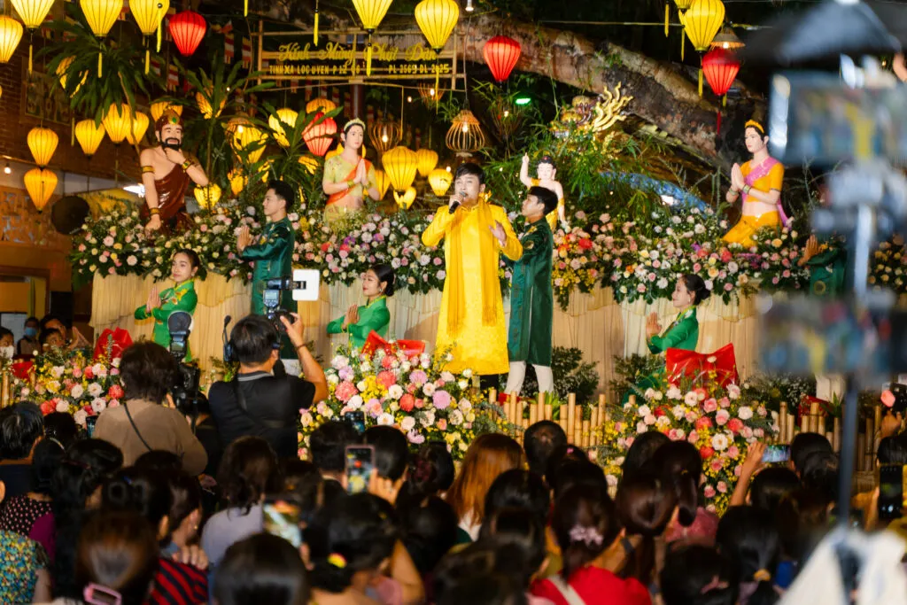 NSND Hữu Quốc biểu diễn Ánh Đạo Vàng Từ Bi