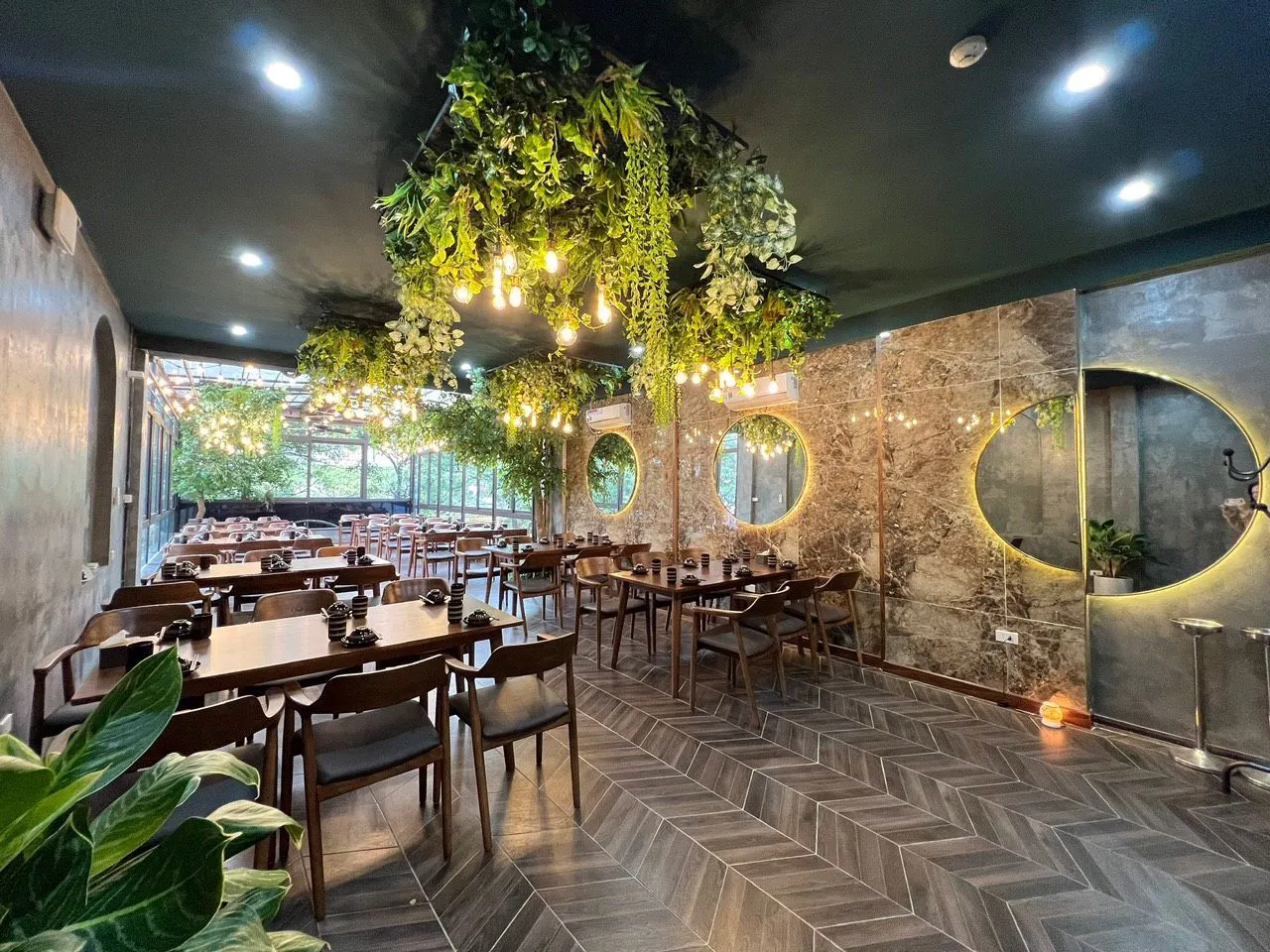 Hưởng The Garden, một nhà hàng vừa ăn vừa hát tại Hà Nội, có sức chứa lớn và không gian sang trọng, phù hợp cho mọi sự kiện