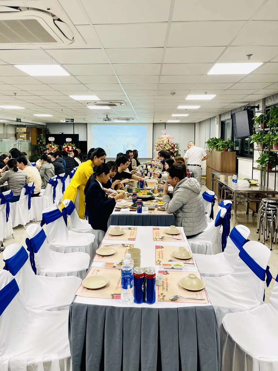 Nhà hàng Trạng Nguyên tại Hà Nội được trang bị đầy đủ tiện nghi hiện đại như sân khấu, tivi 4K và hệ thống karaoke cao cấp