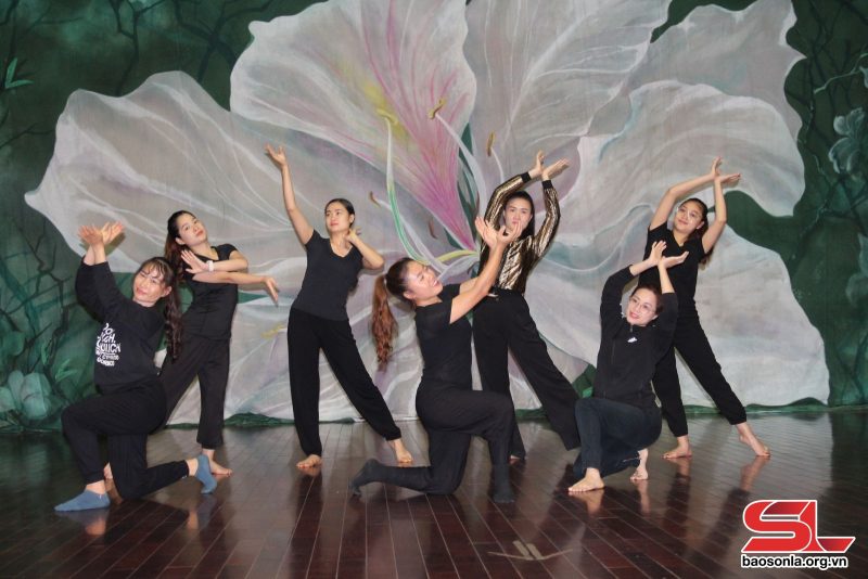 Mối Liên Kết Nghệ Thuật: Các Cộng Tác Viên và Ảnh Hưởng Đến Làng Nhạc Việt