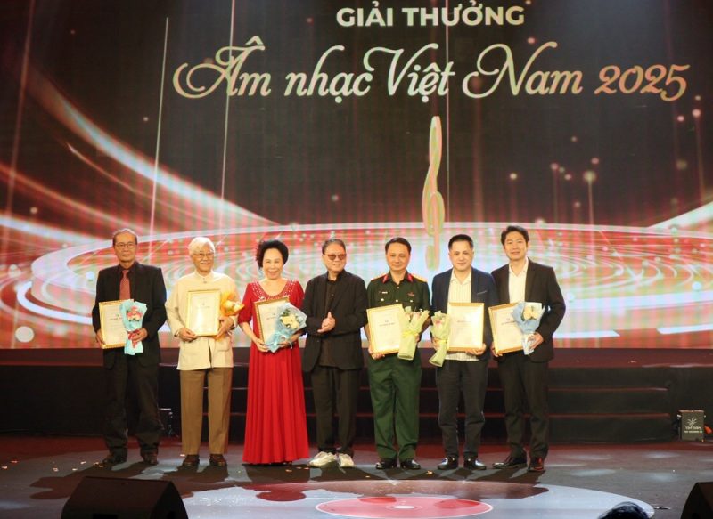 Những giải thưởng, vinh danh và đóng góp cho nền âm nhạc Việt Nam